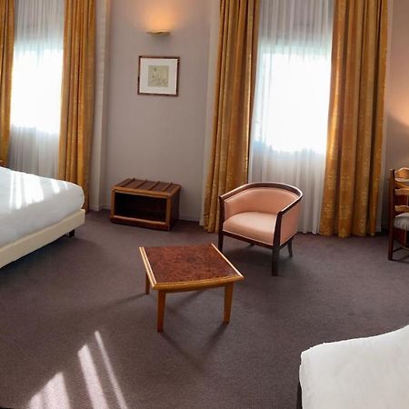 Hotel Le Manoir Orchies Esterno foto